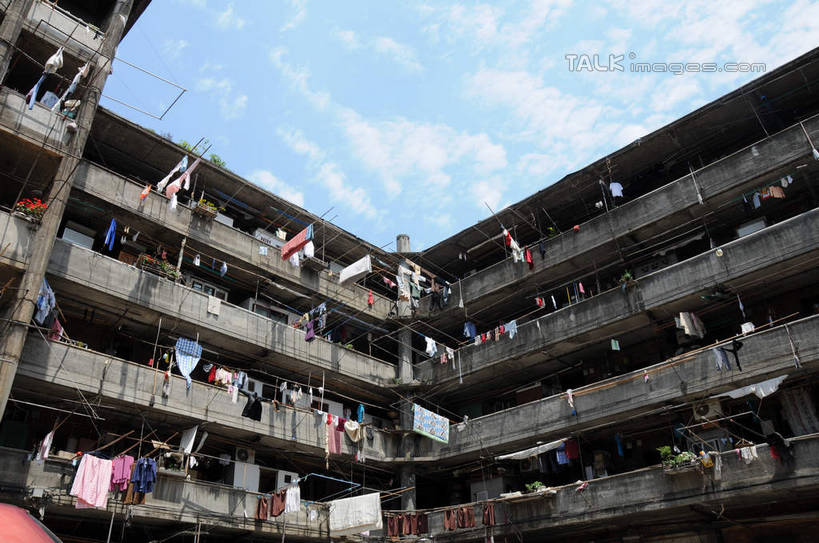 无人,家,栏杆,露台,横图,室外,白天,仰视,旅游,度假,美景,阳台,城市风光,城市,建筑,上海,中国,亚洲,吊挂,悬挂,阴影,服装,光线,影子,房屋,屋子,景观,云,云朵,公寓,围栏,挂,云彩,娱乐,建设,洋房,护栏,楼房,住宅,衣服,蓝色,白云,蓝天,天空,阳光,晾衣绳,绳子,天,享受,休闲,景色,放松,服饰,晴朗,申,衣着,穿着,杨浦区,东亚,上海市,隆昌公寓,隆昌路,中华人民共和国,沪,华东地区,衣饰,晴空,彩图,低角度拍摄,房子,露天阳台,shsgf1