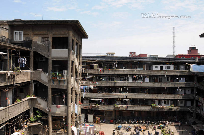 无人,家,栏杆,露台,横图,俯视,室外,白天,旅游,度假,美景,阳台,城市风光,城市,建筑,上海,中国,亚洲,吊挂,悬挂,阴影,服装,光线,影子,房屋,屋子,景观,云,云朵,公寓,围栏,挂,云彩,娱乐,建设,洋房,护栏,楼房,住宅,衣服,蓝色,白云,蓝天,天空,阳光,晾衣绳,绳子,天,享受,休闲,景色,放松,服饰,晴朗,申,衣着,穿着,杨浦区,东亚,上海市,隆昌公寓,隆昌路,中华人民共和国,沪,华东地区,衣饰,晴空,彩图,高角度拍摄,房子,露天阳台,shsgf1