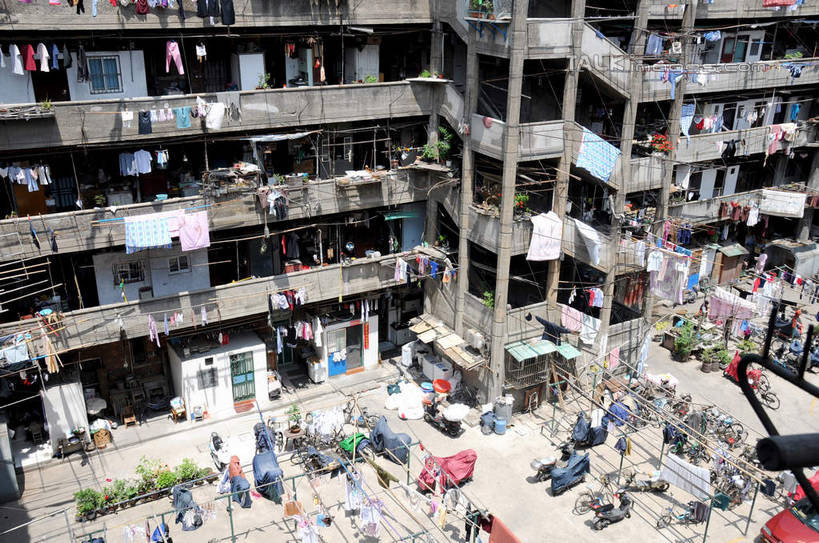 无人,家,栏杆,露台,横图,俯视,室外,白天,旅游,度假,美景,阳台,城市风光,城市,建筑,上海,中国,亚洲,吊挂,悬挂,阴影,服装,光线,影子,房屋,屋子,景观,公寓,围栏,挂,娱乐,建设,洋房,护栏,楼房,住宅,衣服,阳光,晾衣绳,绳子,享受,休闲,景色,放松,服饰,申,衣着,穿着,杨浦区,东亚,上海市,隆昌公寓,隆昌路,中华人民共和国,沪,华东地区,衣饰,彩图,高角度拍摄,房子,露天阳台,shsgf1