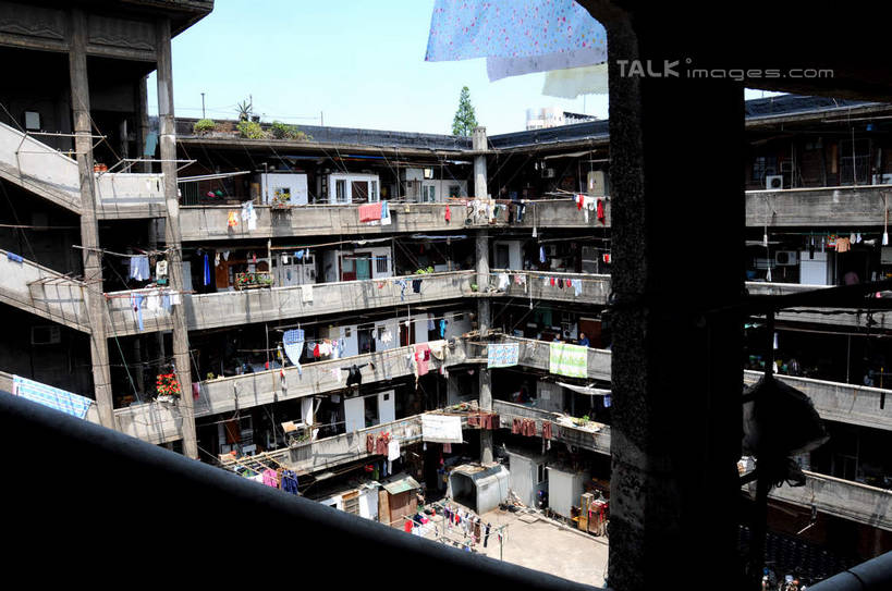 无人,家,栏杆,露台,横图,俯视,室外,白天,旅游,度假,美景,阳台,城市风光,城市,建筑,上海,中国,亚洲,吊挂,悬挂,阴影,服装,光线,影子,房屋,屋子,景观,公寓,围栏,挂,娱乐,建设,洋房,护栏,楼房,住宅,衣服,蓝色,蓝天,天空,阳光,晾衣绳,绳子,天,享受,休闲,景色,放松,服饰,晴朗,申,衣着,穿着,杨浦区,东亚,上海市,隆昌公寓,隆昌路,万里无云,中华人民共和国,沪,华东地区,衣饰,晴空,晴空万里,彩图,高角度拍摄,房子,露天阳台,shsgf1