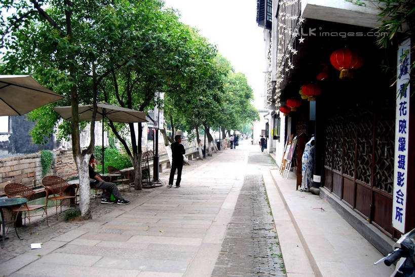 东方人,家,走,横图,室外,白天,正面,旅游,度假,美景,植物,城市风光,城市,道路,建筑,路,照明,中国,亚洲,行人,游客,游人,吊挂,悬挂,服装,灯笼,纸灯笼,房屋,墙,屋子,景观,公寓,小路,交通,许多人,挂,休闲装,黄种人,娱乐,建设,江苏,苏州,洋房,楼房,路人,旅客,墙壁,墙面,住宅,树,树木,衣服,绿色,自然,灯具,一群人,享受,休闲,休闲服,景色,放松,服饰,生长,成长,照亮,照明设备,东亚,江苏省,平江路,苏州市,中华人民共和国,华东地区,苏,过客,男人,男性,年轻男性,年轻女性,女人,女性,亚洲人,步行,散步,走路,彩图,全身,房子,平江,平江区,shsgf1