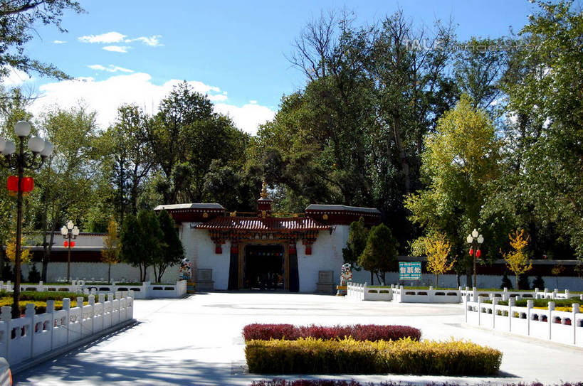 无人,寺庙,横图,室外,白天,正面,旅游,度假,名胜古迹,植物,标志建筑,地标,建筑,中国,亚洲,阴影,节日,遗迹,盛开,光线,影子,云,云朵,花蕾,云彩,古迹,文化,文物,娱乐,建设,古建筑,拉萨,西藏,花,花瓣,花朵,鲜花,树,树木,蓝色,绿色,白云,蓝天,天空,阳光,自然,庙宇,天,花苞,花蕊,祈祷,享受,休闲,健康,旅游胜地,放松,许愿,宗教,佛教,信仰,生长,晴朗,成长,纪念,祈求,藏,古文明,东亚,西藏自治区,八角街,首府,中华人民共和国,大昭寺,西南地区,拉萨市,释教,八廓街,平安,晴空,彩图,庙,寺,shsgf1