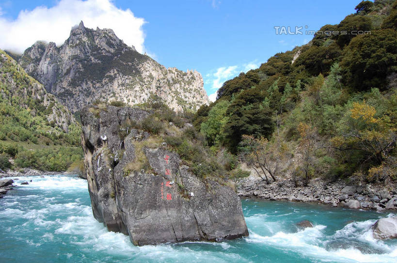 无人,横图,室外,白天,正面,旅游,度假,河流,石头,美景,山,山脉,树林,水,植物,中国,亚洲,阴影,光线,石子,影子,河水,景观,山峰,水流,云,云朵,山峦,云彩,娱乐,林芝,尼洋河,西藏,雅鲁藏布江,树,树木,蓝色,绿色,白云,蓝天,天空,阳光,自然,群山,天,享受,休闲,景色,放松,生长,晴朗,成长,自然风光,藏,东亚,西藏自治区,中华人民共和国,西南地区,石块,岩石,晴空,彩图,林芝地区,shsgf1