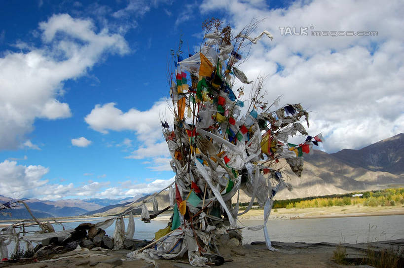 无人,横图,室外,白天,正面,旅游,度假,美景,山,山脉,旗帜,中国,亚洲,吊挂,悬挂,阴影,光线,影子,景观,山峰,云,云朵,山峦,挂,云彩,娱乐,旗子,西藏,经幡,蓝色,白云,蓝天,天空,阳光,自然,群山,天,享受,休闲,景色,放松,晴朗,自然风光,藏,东亚,西藏自治区,日喀则,日喀则市,风马旗,中华人民共和国,西南地区,旌旗,旗号,晴空,彩图,shsgf1