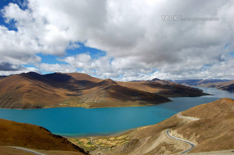 无人,横图,俯视,室外,白天,旅游,度假,湖,湖泊,美景,山,山脉,水,中国,亚洲,阴影,光线,影子,湖面,景观,山峰,水流,水面,云,云朵,山峦,云彩,娱乐,西藏,羊卓雍错,蓝色,白云,蓝天,天空,阳光,自然,湖水,群山,天,享受,休闲,景色,放松,晴朗,自然风光,藏,东亚,西藏自治区,羊湖,中华人民共和国,西南地区,羊卓雍措,羊卓雍错湖,晴空,彩图,高角度拍摄,那曲地区,尼玛,尼玛县,shsgf1