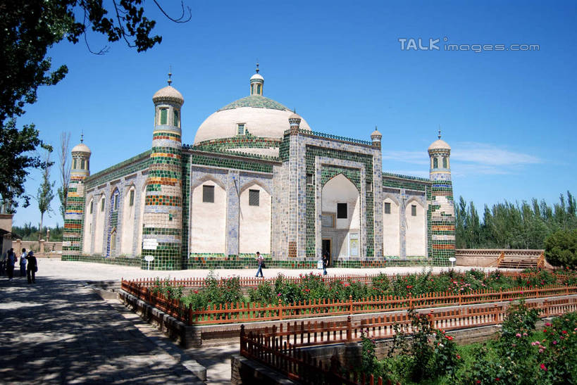 无人,横图,室外,白天,正面,旅游,度假,名胜古迹,植物,标志建筑,地标,建筑,中国,亚洲,阴影,遗迹,光线,影子,云,云朵,云彩,古迹,文物,娱乐,建设,古建筑,树,树木,蓝色,绿色,白云,蓝天,天空,阳光,自然,天,享受,休闲,墓地,旅游胜地,放松,生长,晴朗,成长,坟墓,陵墓,坟场,古文明,东亚,喀什,香妃墓,新疆,中华人民共和国,新疆维吾尔自治区,西北地区,喀什市,晴空,彩图,喀什地区,香妃墓地,新,shsgf1