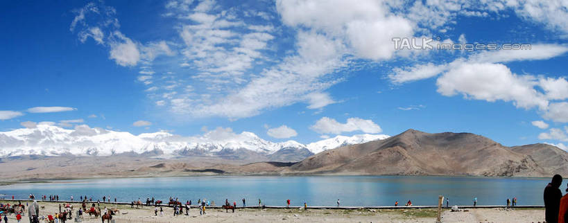 东方人,走,横图,室外,白天,正面,旅游,度假,石头,美景,山,山脉,马,野生动物,中国,亚洲,行人,游客,游人,阴影,服装,光线,石子,影子,景观,山峰,云,云朵,山峦,许多人,云彩,休闲装,黄种人,娱乐,路人,旅客,衣服,蓝色,白云,蓝天,天空,阳光,自然,动物,群山,天,一群人,享受,休闲,休闲服,景色,放松,运输,服饰,牲畜,晴朗,自然风光,东亚,新疆,喀拉库勒湖,卡拉库勒湖,中华人民共和国,新疆维吾尔自治区,西北地区,克孜勒苏,克孜勒苏柯尔,克孜勒苏柯尔克孜自治州,过客,男人,男性,年轻男性,年轻女性,女人,女性,亚洲人,石块,岩石,晴空,步行,散步,走路,半身,彩图,阿克陶,阿克陶县,新,shsgf1