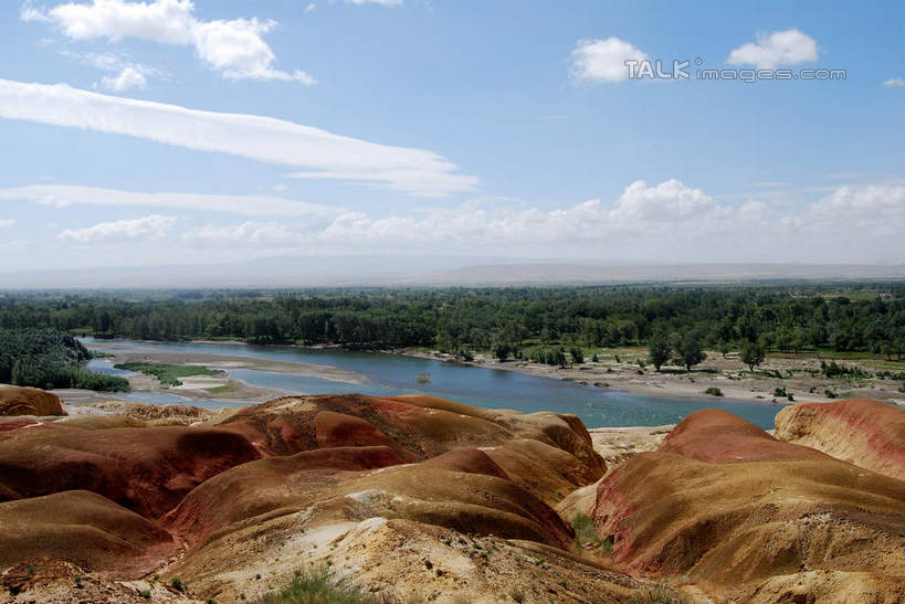 无人,横图,室外,白天,正面,旅游,度假,草地,草坪,河流,美景,森林,沙滩,树林,水,植物,中国,亚洲,阴影,光线,沙子,影子,河岸,河水,河滩,景观,水流,云,云朵,沙地,云彩,娱乐,草,树,树木,蓝色,绿色,白云,蓝天,天空,阳光,自然,天,享受,休闲,景色,放松,生长,晴朗,成长,自然风光,东亚,新疆,阿勒泰地区,布尔津县,伊犁,五彩滩,中华人民共和国,新疆维吾尔自治区,西北地区,伊犁哈萨克自治州,晴空,彩图,布尔津,新,shsgf1
