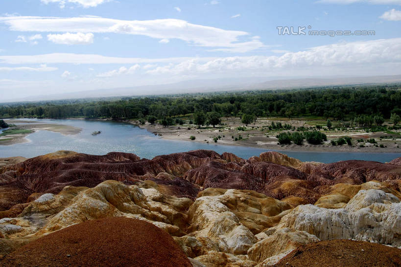 无人,横图,室外,白天,正面,旅游,度假,草地,草坪,河流,美景,森林,沙滩,树林,水,植物,中国,亚洲,阴影,光线,沙子,影子,河岸,河水,河滩,景观,水流,云,云朵,沙地,云彩,娱乐,草,树,树木,蓝色,绿色,白云,蓝天,天空,阳光,自然,天,享受,休闲,景色,放松,生长,晴朗,成长,自然风光,东亚,新疆,阿勒泰地区,布尔津县,伊犁,五彩滩,中华人民共和国,新疆维吾尔自治区,西北地区,伊犁哈萨克自治州,晴空,彩图,布尔津,新,shsgf1