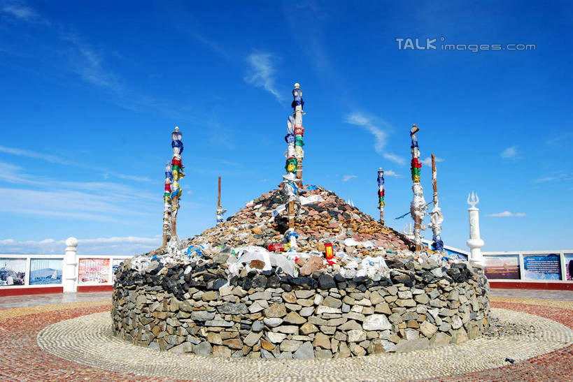 无人,栏杆,横图,室外,白天,正面,旅游,度假,美景,中国,亚洲,阴影,光线,影子,景观,云,云朵,围栏,云彩,娱乐,护栏,蓝色,白云,蓝天,天空,阳光,自然,天,祈祷,享受,休闲,景色,放松,许愿,宗教,信仰,晴朗,祈求,祭奠,祭祀,自然风光,东亚,新疆,敖包,克拉玛依,中华人民共和国,新疆维吾尔自治区,西北地区,克拉玛依市,敬拜,晴空,祭司,彩图,鄂博,脑包,准噶尔,准噶尔盆地,新,shsgf1