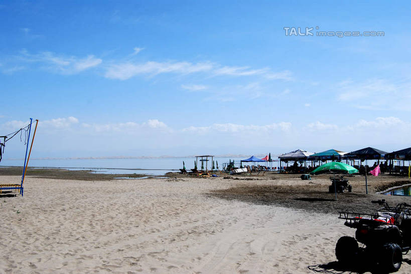 无人,横图,室外,白天,正面,旅游,度假,荒凉,河流,美景,水,中国,亚洲,阴影,光线,伞,影子,雨伞,遮阳伞,河水,景观,水流,云,云朵,云彩,娱乐,阳伞,蓝色,白云,蓝天,天空,阳光,自然,天,享受,休闲,景色,放松,晴朗,太阳伞,自然风光,东亚,新疆,库尔勒,中华人民共和国,新疆维吾尔自治区,西北地区,巴音郭楞,巴音郭楞蒙古自治州,荒地,荒芜,晴空,彩图,新,shsgf1