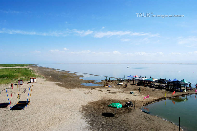 无人,横图,室外,白天,正面,旅游,度假,荒凉,河流,美景,水,中国,亚洲,阴影,光线,伞,影子,雨伞,遮阳伞,河水,景观,水流,云,云朵,云彩,娱乐,阳伞,蓝色,白云,蓝天,天空,阳光,自然,天,享受,休闲,景色,放松,晴朗,太阳伞,自然风光,东亚,新疆,库尔勒,中华人民共和国,新疆维吾尔自治区,西北地区,巴音郭楞,巴音郭楞蒙古自治州,荒地,荒芜,晴空,彩图,新,shsgf1