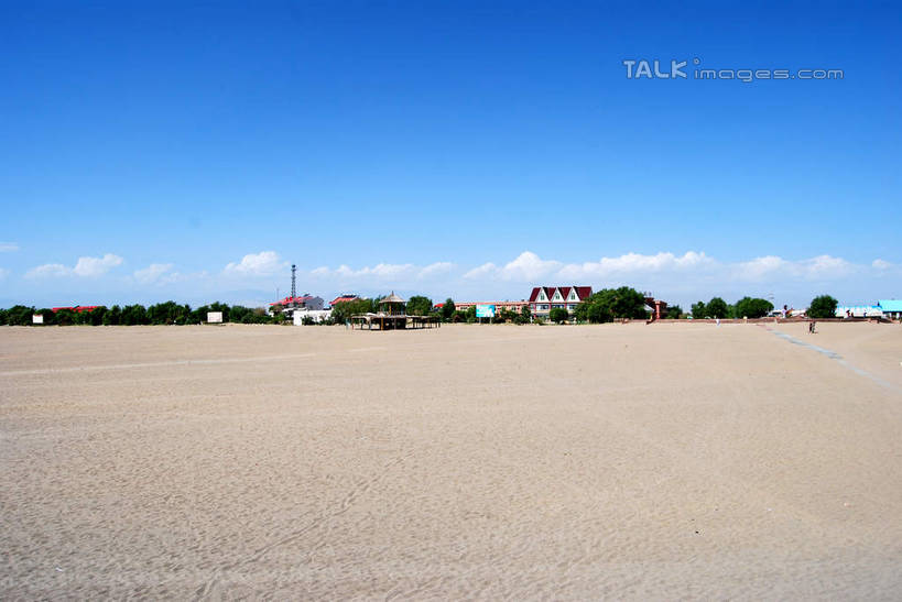 无人,横图,室外,白天,正面,旅游,度假,荒凉,美景,沙滩,植物,中国,亚洲,阴影,光线,沙子,影子,河岸,河滩,景观,云,云朵,沙地,云彩,娱乐,树,树木,蓝色,绿色,白云,蓝天,天空,阳光,自然,天,享受,休闲,景色,放松,生长,晴朗,成长,自然风光,东亚,新疆,库尔勒,中华人民共和国,新疆维吾尔自治区,西北地区,巴音郭楞,巴音郭楞蒙古自治州,荒地,荒芜,晴空,彩图,新,shsgf1