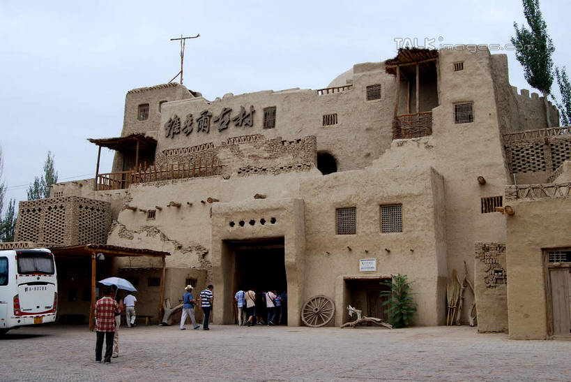 东方人,家,走,横图,室外,白天,仰视,旅游,度假,美景,名胜古迹,植物,标志建筑,地标,建筑,公共汽车,中国,亚洲,行人,游客,游人,服装,遗迹,标志,文字,字符,房屋,墙,屋子,景观,巴士,公交车,许多人,休闲装,黄种人,古迹,文物,娱乐,标识,建设,古建筑,楼房,路人,旅客,墙壁,墙面,住宅,车,树,树木,衣服,蓝色,绿色,蓝天,天空,自然,交通工具,天,一群人,享受,休闲,休闲服,汉字,旅游胜地,景色,放松,服饰,生长,晴朗,成长,中文,自然风光,载具,古文明,东亚,吐鲁番,新疆,维吾尔古村,万里无云,中华人民共和国,国文,华文,新疆维吾尔自治区,西北地区,过客,男人,男性,年轻男性,年轻女性,女人,女性,亚洲人,晴空,晴空万里,步行,散步,走路,彩图,低角度拍摄,全身,房子,火洲,吐鲁番地区,新,shsgf1