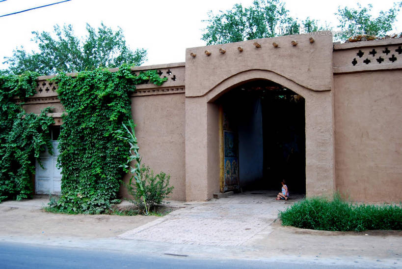 无人,横图,室外,白天,正面,旅游,度假,美景,名胜古迹,植物,门,标志建筑,地标,建筑,中国,亚洲,遗迹,墙,景观,拱门,古迹,文物,娱乐,建设,古建筑,墙壁,墙面,树,树木,绿色,天空,自然,门框,天,享受,休闲,旅游胜地,景色,放松,生长,成长,自然风光,古文明,东亚,吐鲁番,新疆,维吾尔古村,中华人民共和国,新疆维吾尔自治区,西北地区,彩图,火洲,吐鲁番地区,新,shsgf1