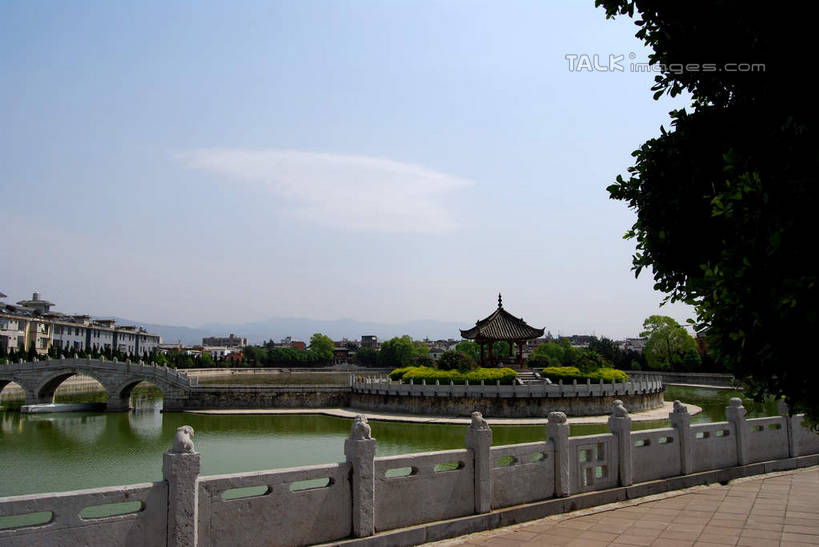 无人,栏杆,横图,室外,白天,正面,旅游,度假,石头,名胜古迹,植物,标志建筑,地标,建筑,中国,亚洲,阴影,遗迹,光线,石子,影子,云,云朵,围栏,桥,云彩,古迹,文物,娱乐,建设,古建筑,石桥,护栏,云南,拱桥,栈桥,树,树木,蓝色,绿色,白云,蓝天,天空,阳光,自然,天,享受,休闲,旅游胜地,放松,拱形,生长,晴朗,成长,人行桥,石拱桥,古文明,东亚,云南省,建水,建水县,中华人民共和国,西南地区,滇,红河,红河州,红河哈尼族彝族自治州,石块,晴空,彩图,临安镇,shsgf1