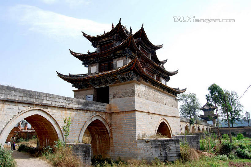 无人,横图,室外,白天,仰视,旅游,度假,草地,草坪,名胜古迹,植物,门,标志建筑,地标,建筑,中国,亚洲,阴影,遗迹,光线,影子,墙,云,云朵,拱门,云彩,古迹,文物,娱乐,建设,古建筑,云南,墙壁,墙面,草,树,树木,蓝色,绿色,白云,蓝天,天空,阳光,自然,门框,天,享受,休闲,旅游胜地,放松,生长,晴朗,成长,古文明,东亚,云南省,建水,建水县,中华人民共和国,西南地区,滇,红河,红河州,红河哈尼族彝族自治州,晴空,彩图,低角度拍摄,临安镇,shsgf1