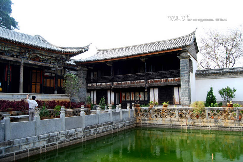 无人,横图,室外,白天,正面,旅游,度假,名胜古迹,植物,标志建筑,地标,建筑,中国,亚洲,波纹,遗迹,墙,池塘,水池,涟漪,古迹,文物,娱乐,建设,古建筑,云南,墙壁,墙面,树,树木,绿色,倒影,水纹,天空,自然,波浪,天,享受,休闲,旅游胜地,放松,生长,成长,倒映,古文明,东亚,云南省,建水,建水县,中华人民共和国,水晕,西南地区,滇,红河,红河州,红河哈尼族彝族自治州,反照,彩图,临安镇,shsgf1