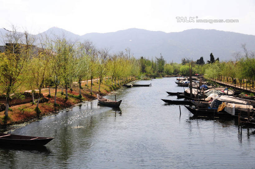 无人,横图,室外,白天,正面,旅游,度假,河流,美景,名胜古迹,山,山脉,水,植物,标志建筑,地标,建筑,船,昆明,中国,亚洲,波纹,遗迹,河水,景观,山峰,水流,木船,涟漪,山峦,古迹,文物,娱乐,建设,古建筑,云南,树,树木,绿色,倒影,水纹,天空,自然,交通工具,波浪,群山,天,享受,休闲,旅游胜地,景色,放松,生长,成长,倒映,舟,自然风光,载具,昆明市,古文明,东亚,云南省,中华人民共和国,省会,水晕,西南地区,滇,反照,彩图,昆明古城,shsgf1