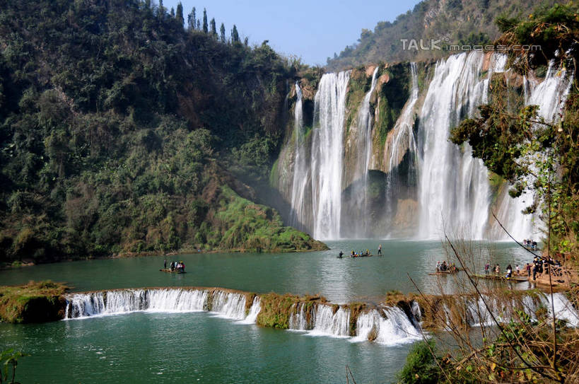 无人,横图,室外,白天,正面,旅游,度假,石头,美景,瀑布,山,山脉,水,植物,中国,亚洲,阴影,飞溅,溅,光线,石子,液体,影子,景观,山峰,水滴,悬崖,山峦,娱乐,云南,水珠,树,树木,蓝色,绿色,蓝天,天空,阳光,自然,群山,天,享受,休闲,景色,放松,生长,晴朗,成长,喷洒,自然风光,东亚,罗平,云南省,九龙瀑布,曲靖市,曲靖,罗平县,万里无云,中华人民共和国,西南地区,绝壁,滇,跌水,石块,岩石,晴空,晴空万里,彩图,shsgf1