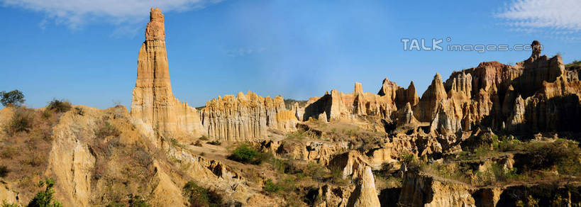 无人,横图,室外,白天,正面,旅游,度假,石头,美景,山,山脉,植物,中国,亚洲,阴影,光线,石子,影子,景观,山峰,云,云朵,山峦,云彩,娱乐,云南,树,树木,蓝色,绿色,白云,蓝天,天空,阳光,自然,群山,天,享受,休闲,景色,放松,生长,晴朗,成长,自然风光,东亚,土林,云南省,元谋县,中华人民共和国,西南地区,滇,楚雄,楚雄州,楚雄彝族自治州,石块,岩石,晴空,彩图,浪巴铺土林,新华土林,新华乡,元谋,shsgf1