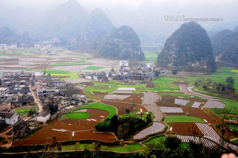 无人,家,农田,横图,俯视,航拍,室外,白天,旅游,度假,庄稼,农作物,草地,草坪,美景,山,山脉,植物,雾,中国,亚洲,朦胧,模糊,房屋,屋子,景观,山峰,山峦,娱乐,楼房,住宅,草,树,树木,绿色,天空,自然,群山,天,享受,休闲,景色,放松,生长,成长,迷雾,鸟瞰,自然风光,东亚,贵州,贵州省,万峰林,兴义市,马岭河峡谷,中华人民共和国,黔,西南地区,黔西南,黔西南州,黔西南布依族苗族自治州,大雾,彩图,高角度拍摄,耕地,庄稼田,房子,马岭河大峡谷,兴义,shsgf1