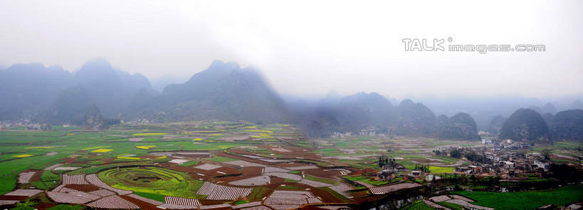 无人,家,农田,横图,俯视,航拍,室外,白天,旅游,度假,庄稼,农作物,草地,草坪,美景,山,山脉,植物,雾,中国,亚洲,朦胧,模糊,房屋,屋子,景观,山峰,山峦,娱乐,楼房,住宅,草,树,树木,绿色,天空,自然,群山,天,享受,休闲,景色,放松,生长,成长,迷雾,鸟瞰,自然风光,东亚,贵州,贵州省,万峰林,兴义市,马岭河峡谷,中华人民共和国,黔,西南地区,黔西南,黔西南州,黔西南布依族苗族自治州,大雾,彩图,高角度拍摄,耕地,庄稼田,房子,马岭河大峡谷,兴义,shsgf1