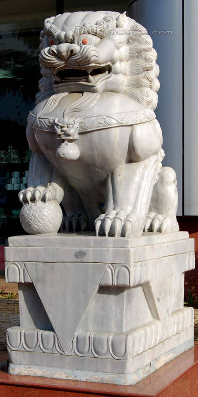 无人,竖图,室外,白天,正面,旅游,度假,标志建筑,地标,建筑,哺乳动物,野生动物,狮子,雕塑,越南,亚洲,阴影,辟邪,艺术,装饰,光线,雕刻,雕像,影子,文化,娱乐,建设,石雕,阳光,动物,工艺品,石狮,祈祷,享受,休闲,健康,旅游胜地,放松,许愿,东南亚,纪念,祈求,美术,主题,凶猛,陈列,越南社会主义共和国,功能,美学,驱邪,祛邪,避邪,守护神,残暴,平安,凶残,彩图,老街省,shsgf1