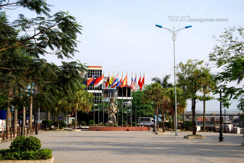 无人,家,横图,室外,白天,正面,旅游,度假,美景,植物,城市风光,城市,道路,建筑,路,路灯,公路,旗帜,照明,越南,亚洲,阴影,光线,影子,房屋,屋子,景观,公寓,灯光,分界线,停车线,交通,娱乐,旗子,建设,洋房,楼房,住宅,灯,树,树木,蓝色,绿色,蓝天,天空,阳光,自然,天,享受,休闲,景色,放松,东南亚,生长,晴朗,成长,车行道,车行道分界线,照亮,照明设备,标线,车行线,万里无云,越南社会主义共和国,旌旗,旗号,晴空,晴空万里,马路,彩图,房子,老街省,shsgf1