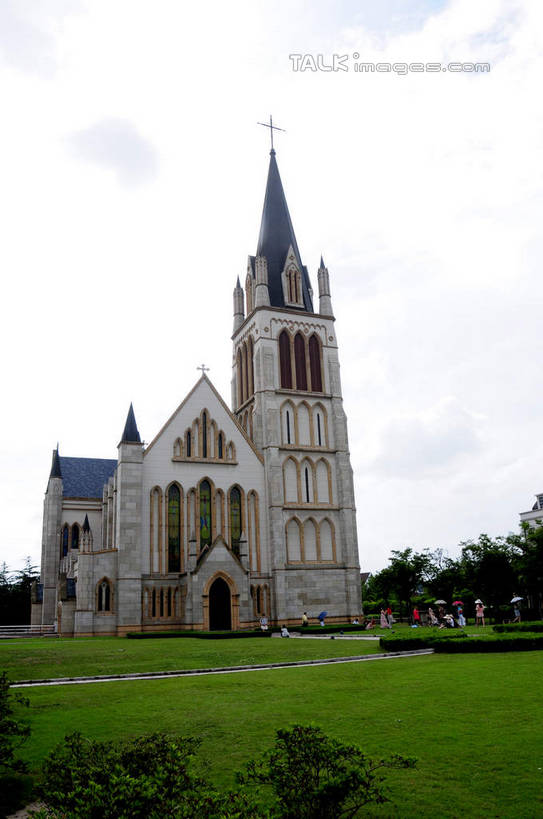 无人,家,竖图,室外,白天,正面,旅游,度假,草地,草坪,美景,植物,别墅,城市风光,城市,建筑,上海,中国,亚洲,房屋,屋子,景观,公寓,娱乐,建设,洋房,楼房,住宅,草,树,树木,绿色,天空,自然,天,享受,休闲,景色,放松,泰晤士小镇,生长,成长,申,东亚,松江区,上海市,松江新城,中华人民共和国,沪,华东地区,彩图,房子,shsgf1