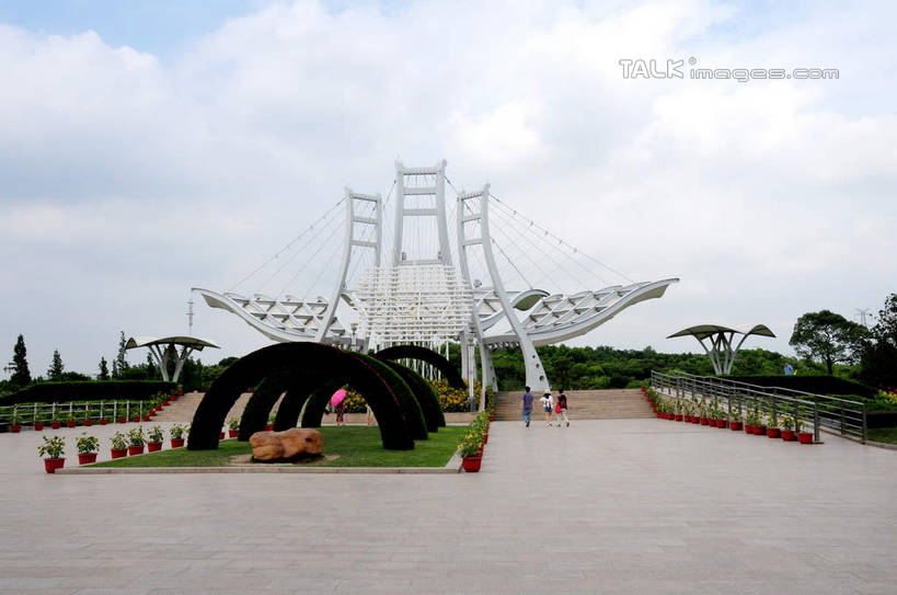 帆船,无人,公园,横图,室外,白天,正面,度假,草地,草坪,美景,植物,城市风光,标志建筑,城市,地标,建筑,船,雕塑,上海,中国,亚洲,艺术,装饰,盛开,雕刻,雕像,景观,云,云朵,花蕾,云彩,娱乐,建设,草,花,花瓣,花朵,鲜花,树,树木,蓝色,绿色,白云,蓝天,天空,自然,工艺品,交通工具,天,花苞,花蕊,享受,休闲,景色,放松,生长,晴朗,成长,纪念,美术,申,载具,主题,陈列,东亚,闵行区,上海市,闵行体育公园,中华人民共和国,沪,华东地区,功能,美学,晴空,彩图,shsgf1