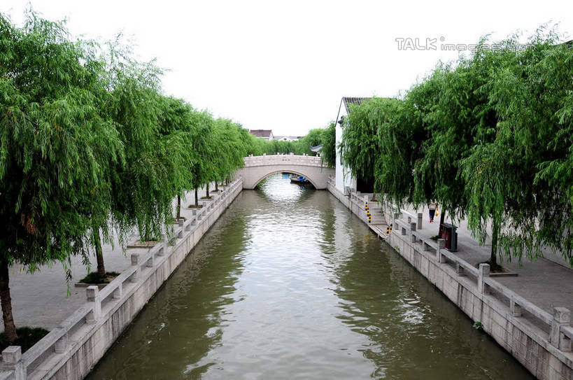 无人,家,横图,俯视,室外,白天,旅游,度假,河流,石头,名胜古迹,水,植物,标志建筑,地标,建筑,上海,中国,亚洲,波纹,遗迹,石子,房屋,屋子,河水,水流,桥,涟漪,古迹,文物,娱乐,建设,古建筑,石桥,楼房,拱桥,住宅,栈桥,树,树木,绿色,倒影,水纹,天空,自然,波浪,天,享受,休闲,旅游胜地,放松,拱形,生长,成长,人行桥,石拱桥,申,倒映,古文明,东亚,闵行区,上海市,浦江镇,召稼楼,中华人民共和国,沪,华东地区,水晕,反照,石块,彩图,高角度拍摄,房子,shsgf1