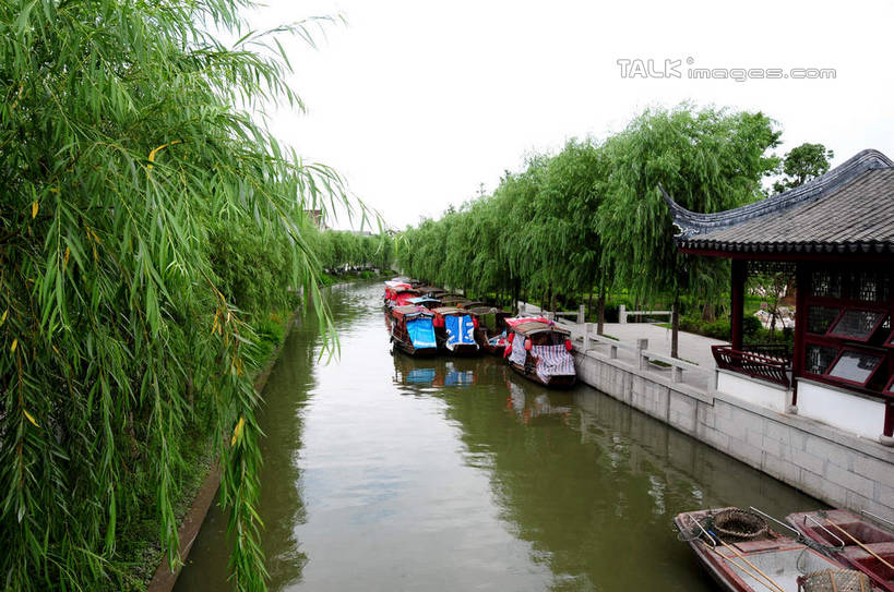 无人,家,横图,俯视,室外,白天,旅游,度假,河流,名胜古迹,水,植物,标志建筑,地标,建筑,船,照明,上海,中国,亚洲,波纹,遗迹,灯笼,纸灯笼,房屋,屋子,河水,水流,涟漪,古迹,文物,娱乐,建设,古建筑,楼房,住宅,树,树木,绿色,倒影,水纹,天空,自然,灯具,交通工具,波浪,天,享受,休闲,旅游胜地,放松,生长,成长,照亮,申,倒映,舟,照明设备,载具,古文明,东亚,乌篷船,闵行区,上海市,浦江镇,召稼楼,中华人民共和国,沪,华东地区,水晕,反照,彩图,高角度拍摄,房子,shsgf1