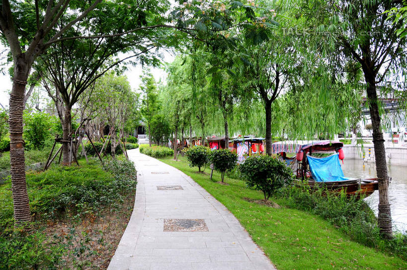 无人,横图,室外,白天,正面,旅游,度假,草地,草坪,河流,名胜古迹,水,植物,标志建筑,道路,地标,建筑,路,船,上海,中国,亚洲,遗迹,河水,水流,小路,交通,古迹,文物,娱乐,建设,古建筑,草,树,树木,绿色,自然,交通工具,享受,休闲,旅游胜地,放松,生长,成长,申,舟,载具,古文明,东亚,乌篷船,闵行区,上海市,浦江镇,召稼楼,中华人民共和国,沪,华东地区,彩图,shsgf1