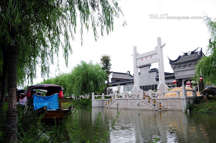 无人,家,横图,室外,白天,正面,旅游,度假,河流,名胜古迹,水,植物,标志建筑,地标,建筑,船,上海,中国,亚洲,波纹,遗迹,房屋,屋子,河水,水流,涟漪,古迹,文物,娱乐,建设,古建筑,楼房,住宅,树,树木,绿色,倒影,水纹,天空,自然,交通工具,波浪,天,享受,休闲,旅游胜地,放松,生长,成长,申,倒映,舟,载具,古文明,东亚,乌篷船,闵行区,上海市,浦江镇,召稼楼,中华人民共和国,沪,华东地区,水晕,反照,彩图,房子,shsgf1