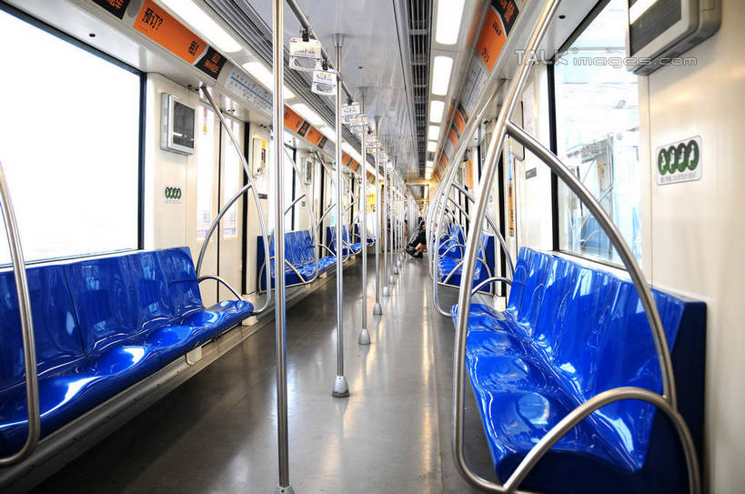 无人,横图,室内,白天,正面,地铁,椅子,照明,一排,许多,阴影,整齐,并列,并排,光线,扶手,影子,塑料,灯光,轨道交通,很多,顶灯,灯,排列,把手,塑料制品,灯具,照亮,照明设备,队列,平行,拉手,彩图,地铁机动车,地下铁,轻轨,shsgf1