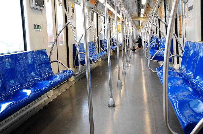 无人,横图,室内,白天,正面,地铁,椅子,照明,一排,许多,阴影,整齐,并列,并排,光线,扶手,影子,塑料,灯光,轨道交通,很多,顶灯,灯,排列,把手,塑料制品,灯具,照亮,照明设备,队列,平行,拉手,彩图,地铁机动车,地下铁,轻轨,shsgf1