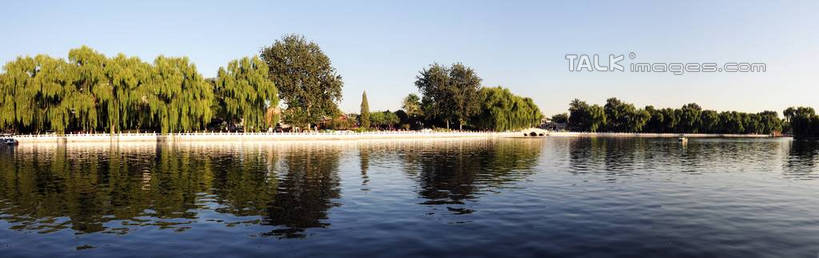 无人,横图,室外,白天,正面,旅游,度假,湖,湖泊,美景,水,植物,北京,中国,亚洲,阴影,波纹,光线,影子,湖面,景观,水流,水面,涟漪,首都,娱乐,什刹海,树,树木,蓝色,绿色,倒影,蓝天,水纹,天空,阳光,自然,波浪,湖水,天,享受,休闲,景色,放松,生长,晴朗,成长,倒映,自然风光,东亚,万里无云,中华人民共和国,北京市,京,北平,华北地区,西城区,水晕,反照,晴空,晴空万里,彩图,shsgf1