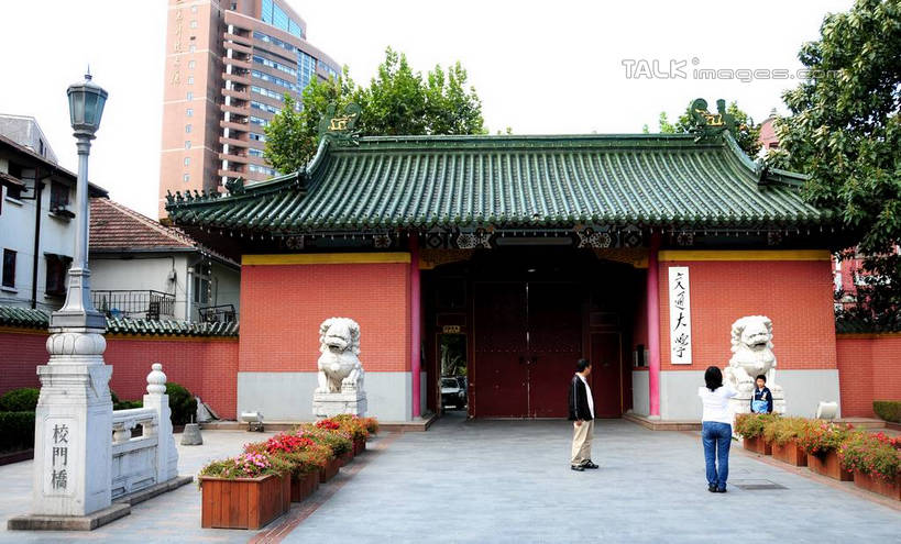 东方人,儿童,三个人,家庭,夫妻,母亲,父亲,儿子,站,横图,室外,白天,正面,爱情,旅游,度假,纯洁,名胜古迹,植物,标志建筑,地标,建筑,路灯,哺乳动物,野生动物,狮子,照明,雕塑,上海,中国,亚洲,服装,辟邪,遗迹,艺术,装饰,标志,雕刻,雕像,文字,字符,灯光,浪漫,休闲装,黄种人,古迹,文化,文物,娱乐,标识,建设,古建筑,石雕,灯,树,树木,小孩,衣服,绿色,天空,自然,动物,工艺品,石狮,天,祈祷,站着,享受,休闲,健康,温暖,温馨,父子,母子,三口之家,一家人,休闲服,汉字,旅游胜地,恩爱,放松,父爱,可爱,母爱,童年,童趣,许愿,恋人,服饰,生长,成长,纪念,祈求,照亮,美术,申,和睦,照明设备,中文,主题,凶猛,陈列,童真,古文明,东亚,烂漫,无邪,徐汇区,上海市,华山路,中华人民共和国,沪,华东地区,交通大学,功能,美学,驱邪,祛邪,避邪,国文,华文,守护神,残暴,平安,天真,凶残,男孩,男人,男性,年轻男性,年轻女性,女人,女性,亚洲人,孩子,年轻人,夫妇,情侣,站立,彩图,全身,交大,上海交大,上海交通大学,上海交通大学徐汇校区,伴侣,融洽,男生,shsgf1