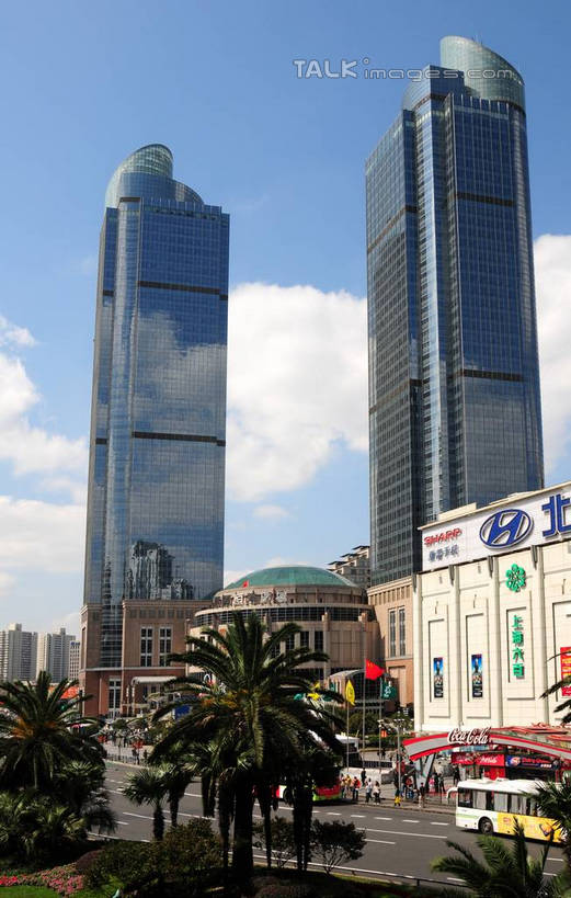 无人,高楼大厦,竖图,室外,白天,仰视,度假,美景,植物,城市风光,标志建筑,城市,大厦,地标,建筑,摩天大楼,棕榈树,叶子,上海,中国,亚洲,阴影,光线,影子,景观,云,云朵,绿叶,云彩,娱乐,建设,树,树木,蓝色,绿色,白云,蓝天,天空,阳光,自然,天,享受,休闲,嫩叶,景色,放松,港汇广场,徐家汇,生长,晴朗,成长,申,东亚,棕榈叶,徐汇区,上海市,中华人民共和国,沪,华东地区,虹桥路,叶,叶片,晴空,棕树,棕榈,彩图,低角度拍摄,大楼,高层建筑,高楼,摩天楼,港汇恒隆广场,shsgf1