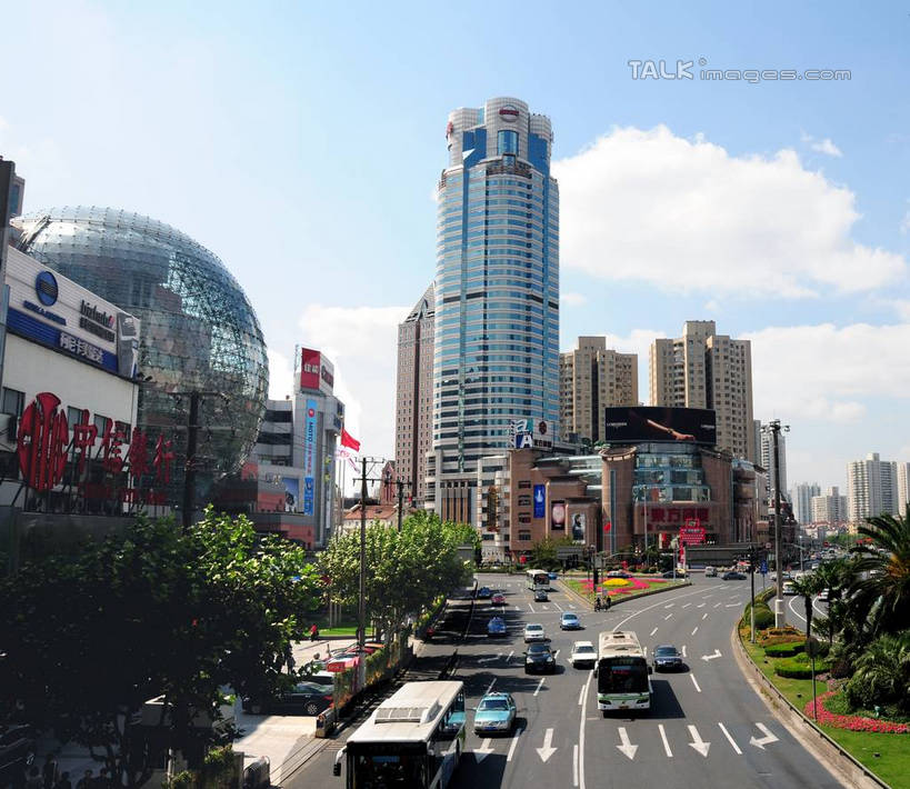 无人,高楼大厦,横图,俯视,航拍,室外,白天,度假,美景,植物,城市风光,标志建筑,城市,大厦,道路,地标,建筑,路,摩天大楼,公路,公共汽车,上海,中国,亚洲,阴影,光线,影子,景观,云,云朵,分界线,巴士,停车线,公交车,交通,云彩,娱乐,建设,车,树,树木,蓝色,绿色,白云,蓝天,天空,阳光,自然,交通工具,天,享受,休闲,景色,放松,港汇广场,徐家汇,生长,晴朗,成长,车行道,车行道分界线,申,鸟瞰,载具,标线,东亚,车行线,徐汇区,上海市,美罗城,中华人民共和国,沪,华东地区,虹桥路,美罗大厦,晴空,马路,彩图,高角度拍摄,大楼,高层建筑,高楼,摩天楼,港汇恒隆广场,肇嘉浜路,shsgf1