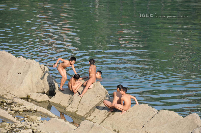 东方人,儿童,伙伴,朋友,站,坐,横图,俯视,室外,白天,友谊,纯洁,河流,石头,水,中国,亚洲,五个人,波纹,朦胧,模糊,石子,河水,水流,涟漪,许多人,黄种人,裸露,相视,小孩,倒影,水纹,波浪,站着,一群人,游玩,面对面,可爱,童年,童趣,对视,倒映,裸,相对,童真,东亚,烂漫,无邪,湖南,湘西,湖南省,相看,首府,中华人民共和国,水晕,华中地区,湘,湘西州,湘西土家族苗族自治州,反照,顽耍,德夯,吉首,吉首市,天真,友情,男孩,男人,男性,亚洲人,石块,岩石,玩耍,站立,坐着,彩图,高角度拍摄,全身,男生,shsgf1