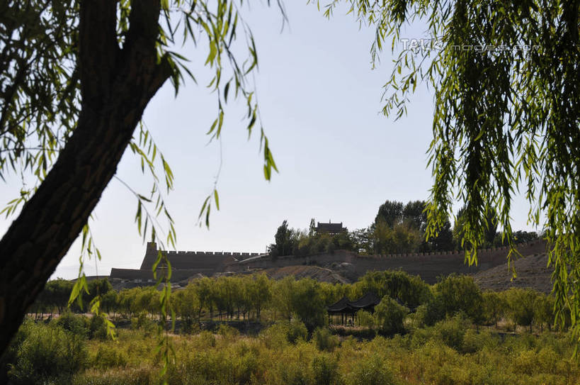 无人,横图,室外,白天,仰视,旅游,度假,草地,草坪,石头,名胜古迹,植物,标志建筑,地标,建筑,中国,亚洲,阴影,遗迹,光线,石子,影子,墙,古迹,文物,娱乐,建设,古建筑,墙壁,墙面,草,树,树木,蓝色,绿色,蓝天,天空,阳光,自然,天,享受,休闲,旅游胜地,放松,生长,晴朗,成长,古文明,东亚,甘肃,甘肃省,嘉峪关,万里无云,中华人民共和国,西北地区,甘,嘉峪关市,石块,岩石,晴空,晴空万里,彩图,低角度拍摄,shsgf1