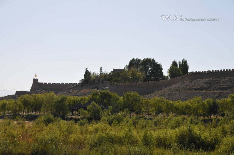 无人,横图,室外,白天,正面,旅游,度假,草地,草坪,石头,名胜古迹,植物,标志建筑,地标,建筑,中国,亚洲,阴影,遗迹,光线,石子,影子,墙,古迹,文物,娱乐,建设,古建筑,墙壁,墙面,草,树,树木,蓝色,绿色,蓝天,天空,阳光,自然,天,享受,休闲,旅游胜地,放松,生长,晴朗,成长,古文明,东亚,甘肃,甘肃省,嘉峪关,万里无云,中华人民共和国,西北地区,甘,嘉峪关市,石块,岩石,晴空,晴空万里,彩图,shsgf1