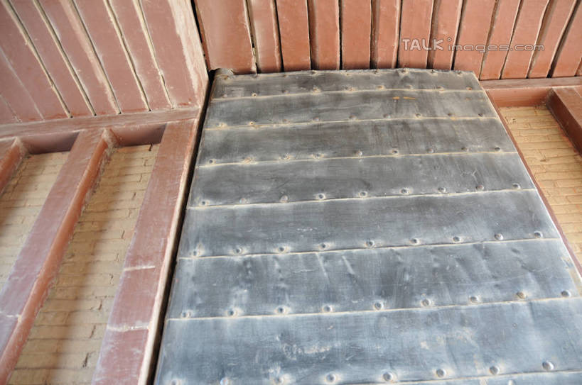 无人,横图,室外,白天,仰视,旅游,度假,名胜古迹,天花板,标志建筑,地标,建筑,中国,亚洲,阴影,遗迹,光线,木制,影子,古迹,文物,娱乐,建设,古建筑,蓝色,蓝天,天空,阳光,木制品,天,享受,休闲,旅游胜地,放松,晴朗,古文明,东亚,甘肃,甘肃省,嘉峪关,万里无云,中华人民共和国,西北地区,甘,嘉峪关市,晴空,晴空万里,彩图,低角度拍摄,shsgf1