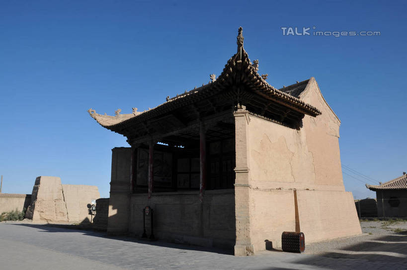 无人,横图,室外,白天,正面,旅游,度假,石头,名胜古迹,标志建筑,地标,建筑,中国,亚洲,阴影,遗迹,电力,光线,电线,电线杆,石子,瓦片,线,影子,墙,屋顶,电能,线路,顶棚,瓦,古迹,文物,娱乐,建设,古建筑,墙壁,墙面,蓝色,蓝天,天空,阳光,天,享受,休闲,旅游胜地,放松,建造,晴朗,电,电源,能量,古文明,东亚,屋瓦,甘肃,甘肃省,嘉峪关,万里无云,中华人民共和国,西北地区,甘,嘉峪关市,石块,岩石,晴空,晴空万里,彩图,shsgf1