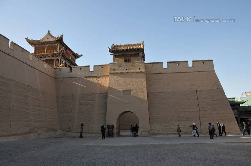 东方人,站,走,横图,室外,白天,仰视,旅游,度假,石头,名胜古迹,标志建筑,地标,建筑,帽子,中国,亚洲,行人,游客,游人,阴影,服装,朦胧,模糊,遗迹,光线,石子,瓦片,影子,墙,屋顶,许多人,顶棚,瓦,注视,休闲装,黄种人,古迹,文物,娱乐,建设,运动帽,城墙,古建筑,路人,旅客,墙壁,墙面,衣服,蓝色,蓝天,天空,阳光,天,观察,看,站着,一群人,享受,休闲,休闲服,鸭舌帽,旅游胜地,放松,建造,服饰,晴朗,观看,察看,关注,古文明,东亚,屋瓦,甘肃,甘肃省,嘉峪关,万里无云,中华人民共和国,西北地区,甘,嘉峪关市,过客,瓮城,男人,男性,女人,女性,中年男性,中年女性,亚洲人,石块,岩石,晴空,晴空万里,步行,散步,站立,走路,彩图,低角度拍摄,全身,shsgf1