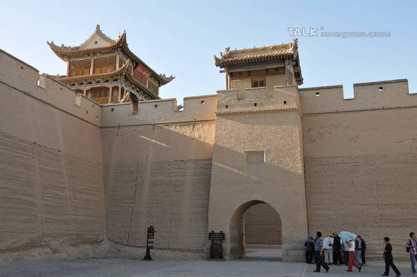 东方人,站,走,横图,室外,白天,仰视,旅游,度假,石头,名胜古迹,标志建筑,地标,建筑,帽子,中国,亚洲,行人,游客,游人,阴影,服装,朦胧,模糊,遗迹,光线,伞,石子,瓦片,影子,雨伞,墙,屋顶,许多人,顶棚,瓦,注视,休闲装,黄种人,古迹,文物,娱乐,阳伞,建设,运动帽,城墙,古建筑,路人,旅客,墙壁,墙面,一个,衣服,蓝色,蓝天,天空,阳光,天,观察,看,站着,一群人,享受,休闲,休闲服,鸭舌帽,旅游胜地,放松,建造,服饰,晴朗,单个,观看,察看,关注,古文明,东亚,屋瓦,甘肃,甘肃省,嘉峪关,万里无云,中华人民共和国,西北地区,甘,嘉峪关市,过客,瓮城,男人,男性,女人,女性,中年男性,中年女性,亚洲人,石块,岩石,晴空,晴空万里,步行,散步,站立,走路,半身,彩图,低角度拍摄,shsgf1