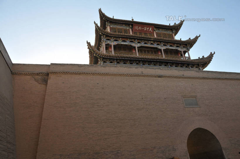 无人,横图,室外,白天,仰视,旅游,度假,石头,名胜古迹,标志建筑,地标,建筑,中国,亚洲,一排,许多,阴影,遗迹,整齐,光线,石子,瓦片,影子,墙,屋顶,拱门,顶棚,瓦,古迹,文物,娱乐,建设,城墙,古建筑,墙壁,墙面,排列,蓝色,蓝天,天空,阳光,天,享受,休闲,旅游胜地,放松,建造,晴朗,队列,古文明,东亚,屋瓦,甘肃,甘肃省,嘉峪关,万里无云,中华人民共和国,西北地区,甘,嘉峪关市,瓮城,石块,岩石,晴空,晴空万里,彩图,低角度拍摄,shsgf1