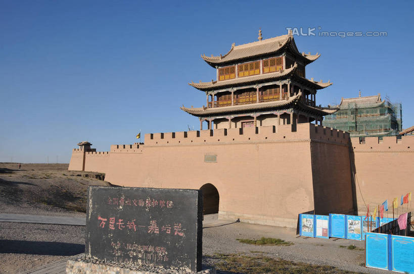 无人,栏杆,横图,室外,白天,仰视,旅游,度假,石头,名胜古迹,标志建筑,地标,建筑,旗帜,中国,亚洲,阴影,朦胧,模糊,遗迹,光线,石子,瓦片,影子,墙,屋顶,围栏,顶棚,瓦,古迹,文物,娱乐,旗子,建设,城墙,古建筑,护栏,墙壁,墙面,蓝色,蓝天,天空,阳光,天,享受,休闲,旅游胜地,放松,建造,晴朗,古文明,东亚,屋瓦,甘肃,甘肃省,嘉峪关,万里无云,中华人民共和国,旌旗,旗号,西北地区,甘,嘉峪关市,瓮城,石块,岩石,晴空,晴空万里,彩图,低角度拍摄,shsgf1